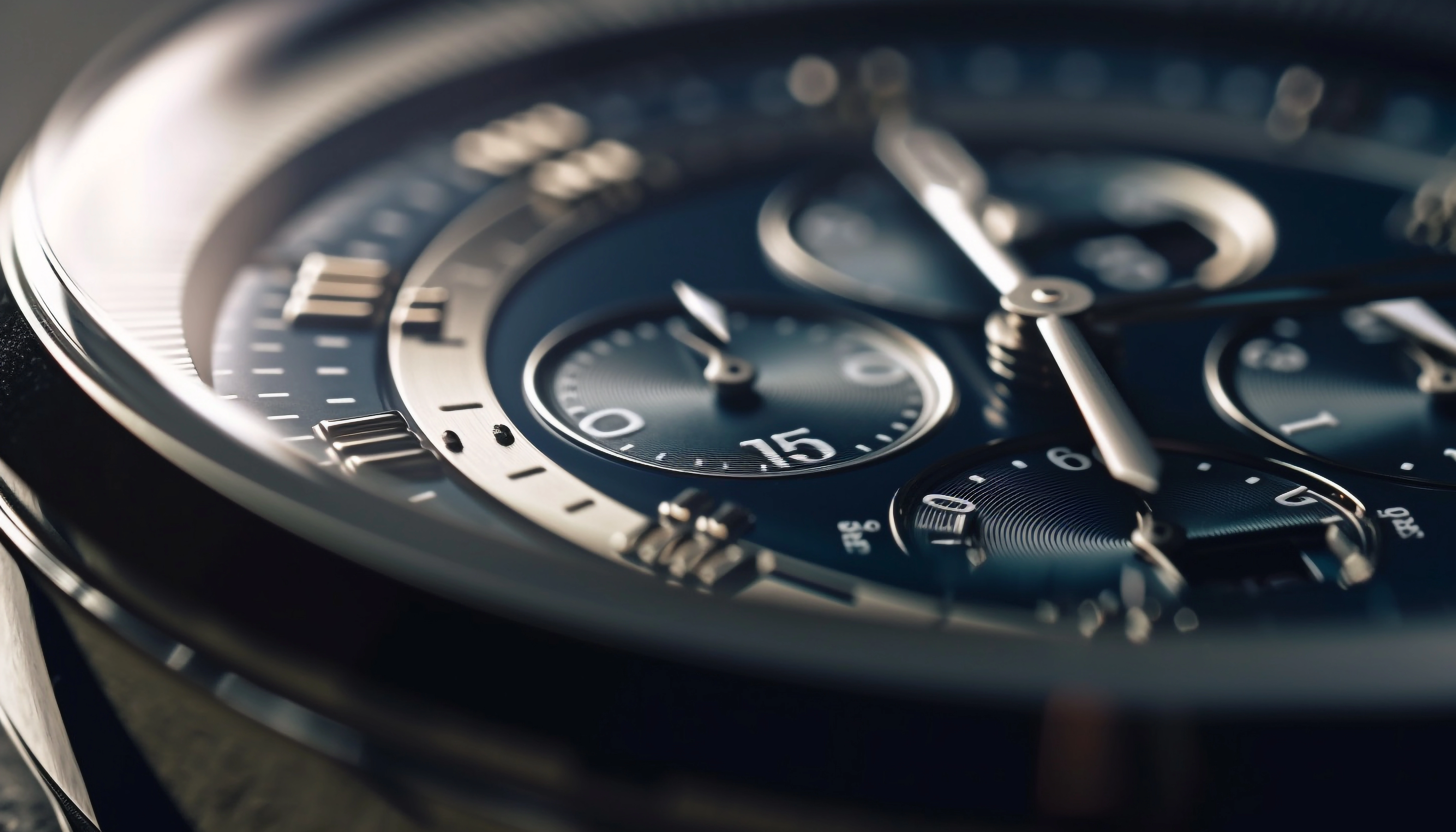 Primer plano de la carátula de un reloj cronógrafo de lujo con detalles metálicos y marcadores precisos.