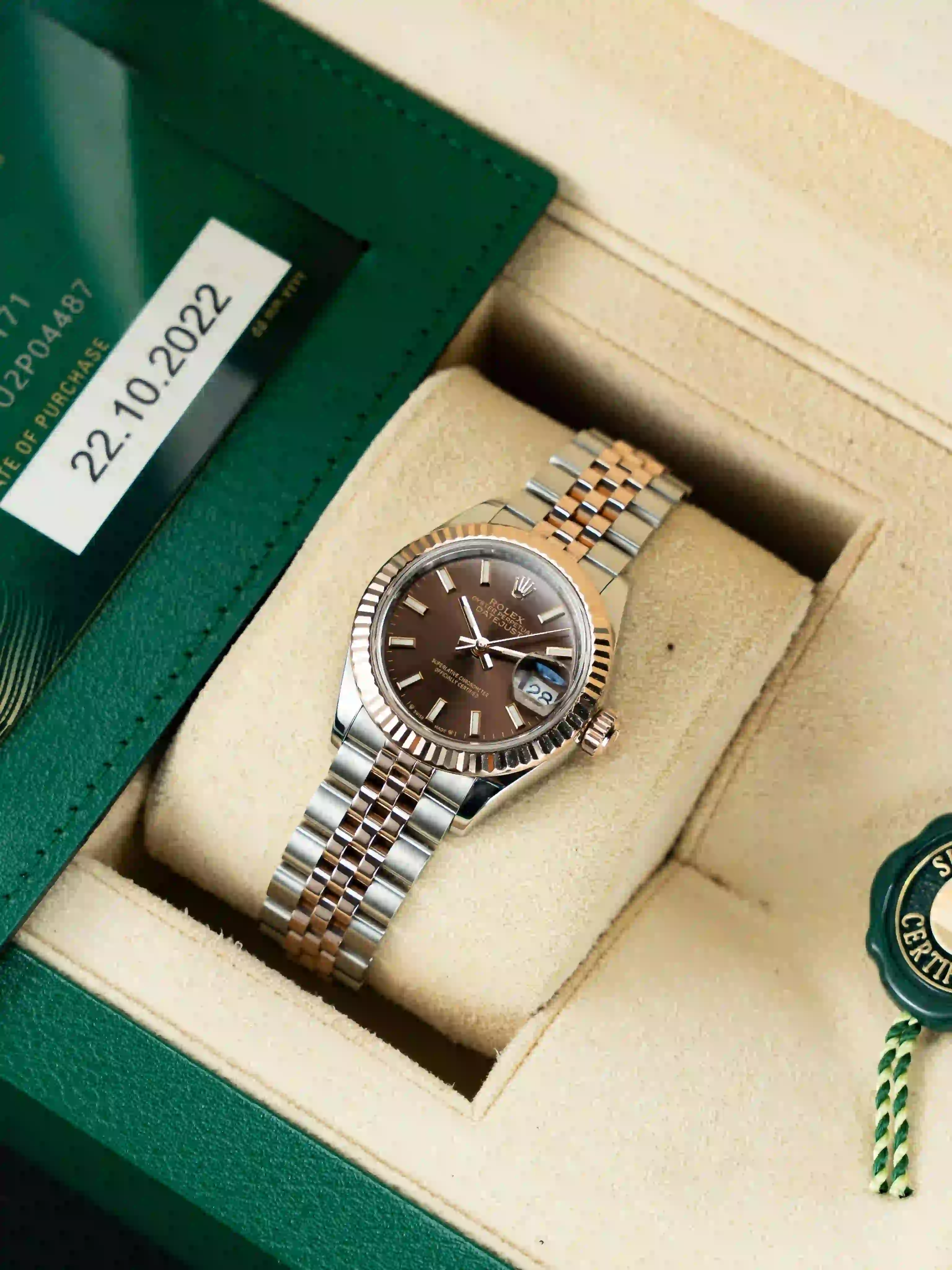 Rolex Certified Pre-Owned bicolor en caja verde con certificado y etiqueta de autenticidad.